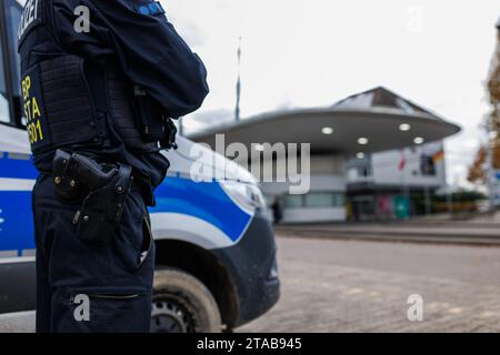 PRODUCCIÓN - 20 de noviembre de 2023, Baden-Württemberg, Weil am Rhein: Vehículos de la policía ...