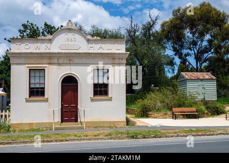 El pequeño ayuntamiento en la ciudad de Chewton, Victoria, Australia Foto de stock