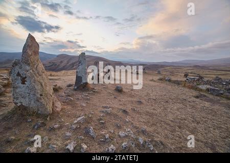 El círculo de piedra de los misterios de Karahunj en el sur de Armenia, uno de los observatorios astronómicos más antiguos del mundo Foto de stock