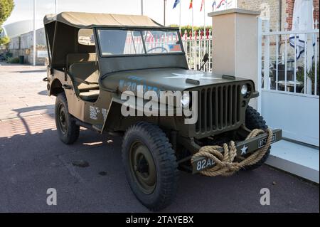 Vista frontal de un original Jeep Willys americano de la Segunda Guerra Mundial estacionado en la calle Foto de stock