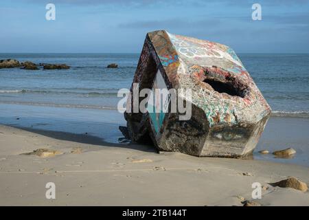 Francia, Plomeur, 2023-08-07. Un viejo bunker con etiquetas en la playa de Pointe de la Torche en Bretaña. Foto de stock