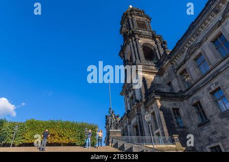 Dresde, Alemania - 08 de agosto de 2023: Escaleras a la Bruhlsche Terrasse con la Casa de las fincas (Standehaus). Sajonia, Alemania Foto de stock
