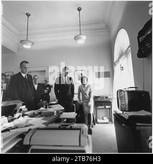Viendo el vuelo del astronauta Shepard en la televisión. El Procurador General Kennedy, McGeorge Bundy, el Vicepresidente Johnson... Foto de stock