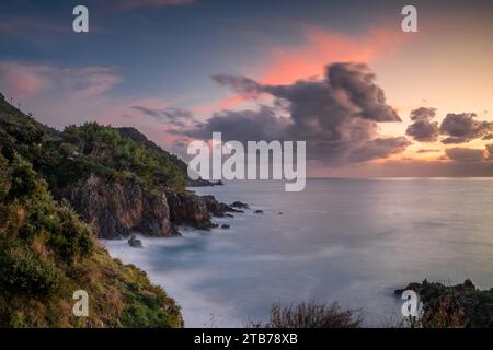 Pintoresca cala idílica y paisaje de acantilado en la costa de Maratea en Basilicata al atardecer Foto de stock