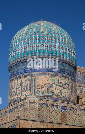 Exterior de cúpula en la azotea de la mezquita Bibi-Khanym, construida 1399-1405; Samarcanda, Uzbekistán Foto de stock