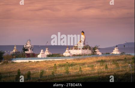 Gran estatua de Buda en la luz de la noche, provincia de Darkhan, Mongolia Foto de stock
