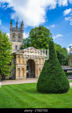 Danby Gateway y topiary bush en Oxford Botanic Garden, con Magdalen Tower en el fondo, en Oxford City Centre, Oxfordshire, Inglaterra, Reino Unido Foto de stock