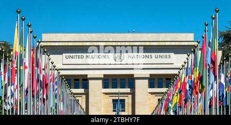 Banderas en la oficina de las Naciones Unidas en el Palacio de las Naciones en Ginebra, Suiza Foto de stock