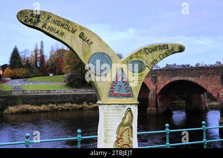 Marcador de la ruta nacional del ciclo 7 junto al puente de la calle de San Miguel, río Nith, ciudad de Dumfries, Dumfries y Galloway, Escocia, REINO UNIDO Foto de stock