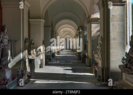 Galería con arcadas con tumbas en el cementerio monumental, Cimitero monumentale di Staglieno), Génova, Italia Foto de stock