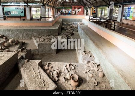Museo Nacional Ban Chiang, Exposición del sitio de excavación, en Wat Pho Si Nai, Ban Chiang, Udon Thani, Isan, Tailandia, sudeste de Asia, Asia Foto de stock