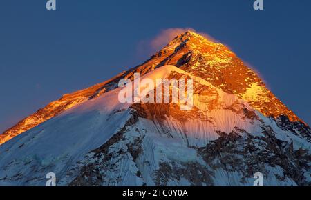 Vista de la puesta del sol en la cima del Monte Everest, desde el campo base del monte Pumo Ri, el parque nacional Sagarmatha, el valle de Khumbu, las montañas Himalayas de Nepal, col roja Foto de stock
