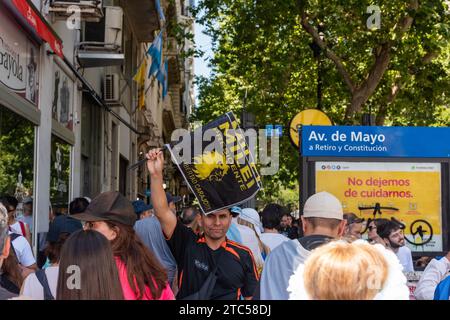 https://l450v.alamy.com/450ves/2tc58dj/buenos-aires-argentina-11-de-febrero-de-2014-10-de-diciembre-de-2023-buenos-aires-argentina-javier-milei-presto-juramento-ante-la-asamblea-legislativa-en-el-congreso-nacional-y-asumio-la-presidencia-despues-de-tomar-el-juramento-hablo-en-las-escalinatas-del-parlamento-y-luego-viajo-a-casa-rosada-en-un-coche-abierto-despues-de-recibir-a-las-delegaciones-extranjeras-salio-al-balcon-historico-de-la-casa-de-gobierno-donde-se-dirigio-a-sus-seguidores-credito-zuma-press-inc-alamy-live-news-2tc58dj.jpg