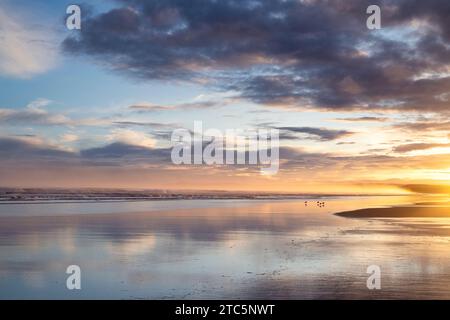 Amanecer de invierno sobre East Beach. Lossiemouth, MORAYSHIRE, Escocia Foto de stock