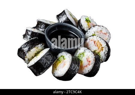 Rollo de arroz coreano Kimbap o gimbap hecho de arroz blanco al vapor. Aislado, fondo blanco Foto de stock