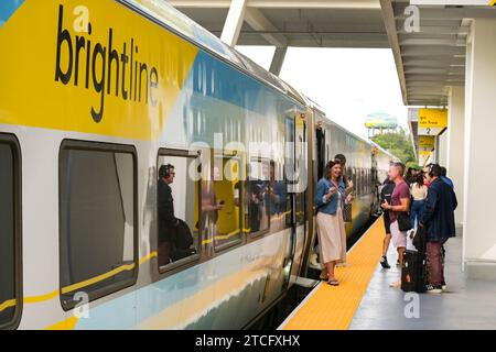 Fort Lauderdale, Florida, EE.UU. - 2 de diciembre de 2023: Pasajeros que bajan de un tren rápido expreso operado por Brightline entre Miami y Orlando. Foto de stock