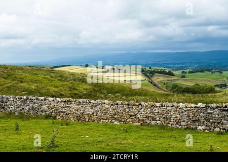 Vista a través de los Peninos desde la Tommy Road en Cumbria en julio con una vista impresionante entre los dos. Foto de stock