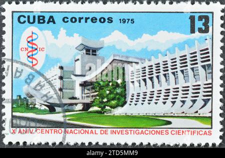 Sello postal cancelado impreso por Cuba, que muestra el Centro Nacional de Investigaciones Científicas (CNIC), hacia 1975. Foto de stock