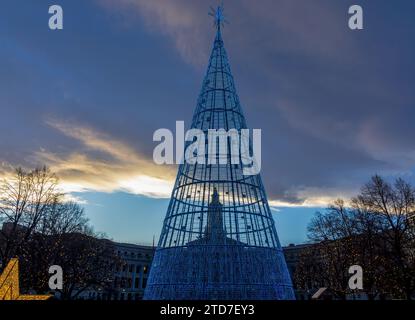 Denver, Colorado - 10 de diciembre de 2023: Abeto artificial con