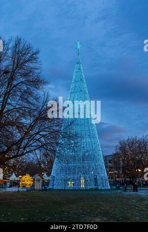 Denver, Colorado - 10 de diciembre de 2023: Abeto artificial con