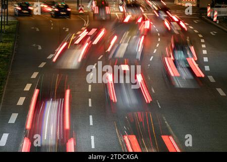 Tráfico nocturno de coches en Hamburgo con larga exposición y desenfoque Foto de stock