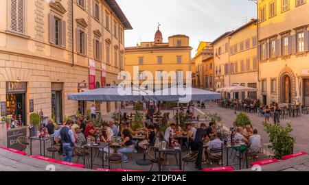 Vista del restaurante en Piazza San Francesco, Arezzo, Province of Arezzo, Toscana, Italia, Europa Foto de stock