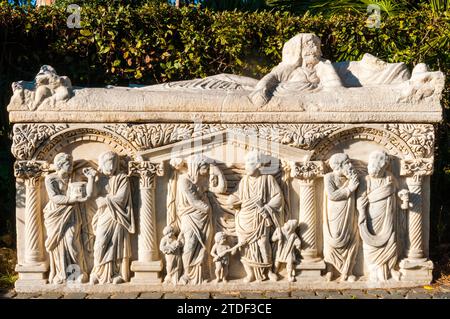 Sarcófago romano, sitio arqueológico de Ostia Antica, Ostia, provincia de Roma, Lacio (Lacio), Italia, Europa Foto de stock