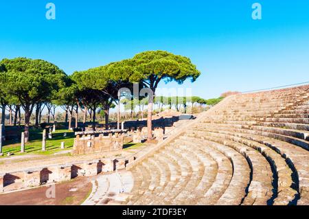 Teatro, sitio arqueológico de Ostia Antica, Ostia, provincia de Roma, Lacio, Lacio (Lacio), Italia, Europa Foto de stock