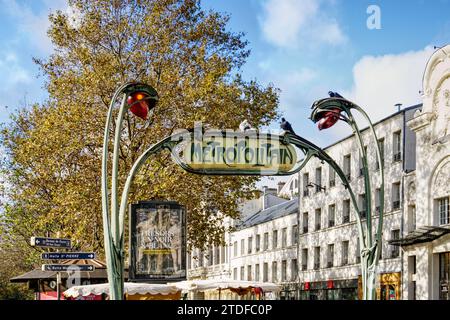 Montmartre, París, Francia - icónico cartel de entrada art nouveau Paris Metro Metropolitain en la estación de Anvers, diseñado por el arquitecto francés Héctor Guimard Foto de stock