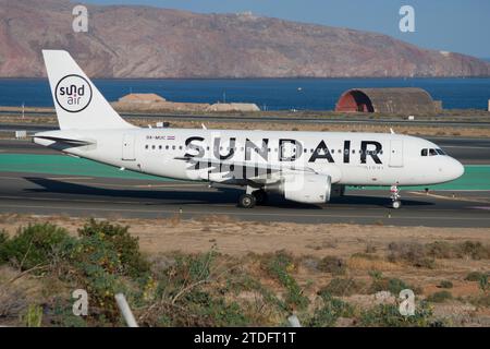 Airbus A319 de la aerolínea Sundair en el aeropuerto de Gran Canaria Foto de stock