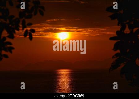 Una increíble puesta de sol sobre el mar de Tailandia Tailandia Foto de stock