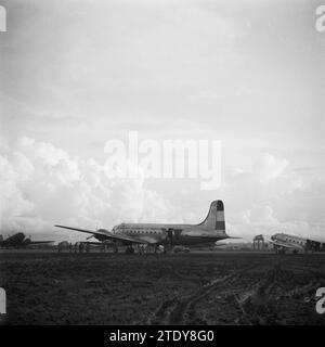 El Douglas C-54 Skymaster del gobierno holandés en el aeródromo de Kemajoran cerca de Yakarta. El avión lleva la inscripción Netherlands Government Air Transport Ca. Febrero de 1946 Foto de stock