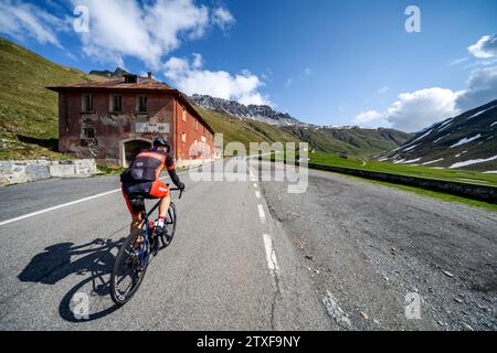 Ciclismo de carretera en Stelvio Pass cerca de Bormio, Italia Foto de stock