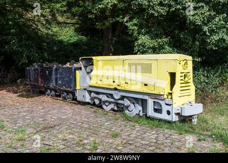 Bochum, Alemania - 6 de agosto de 2022: Carros de minas llenos de piedras como un monumento en la orilla del lago Kemnader cerca de Bochum, Renania del Norte-Westfalia, GE Foto de stock