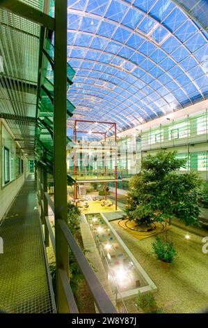 Jardín de invierno en el Instituto Max Planck de Física Química de Sólidos en Dresde Foto de stock