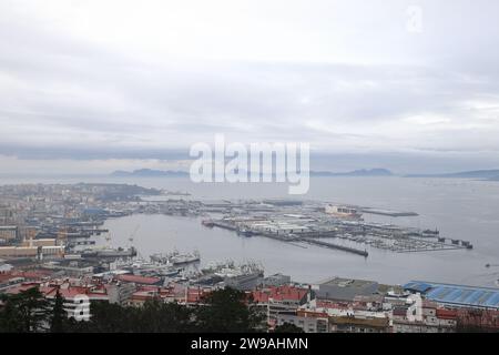 La vista sobre el puerto de Vigo desde el castillo de San Sebastián en el noroeste de España. Vigo es el puerto pesquero más grande del mundo. Foto de stock