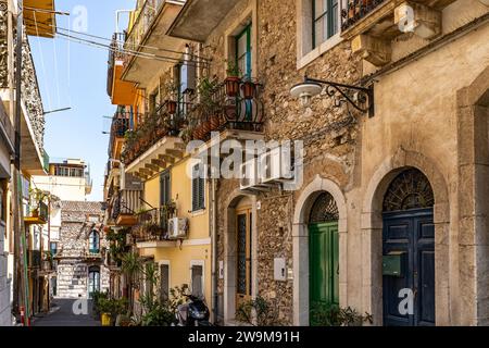 Vista de edificios de piedra antiguos con plantas en macetas en balcones en un día de verano en Roma, Italia Foto de stock