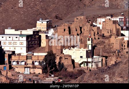 Pueblo de Arabia Saudita con nuevas casas entre los edificios más antiguos amurallados de barro Foto de stock