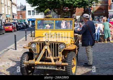 Bridport Dorset, vehículo amarillo clásico vintage del estilo jeep estacionado en la plaza de Bucky Doo en el día del mercado, Inglaterra, Reino Unido, 2023 Foto de stock