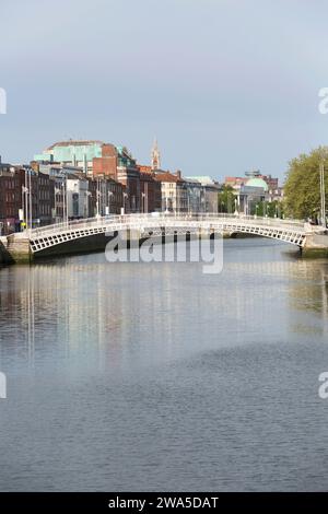 Irlanda, Dublín, Ha' Penny Bridge, sobre el río Liffey. Foto de stock