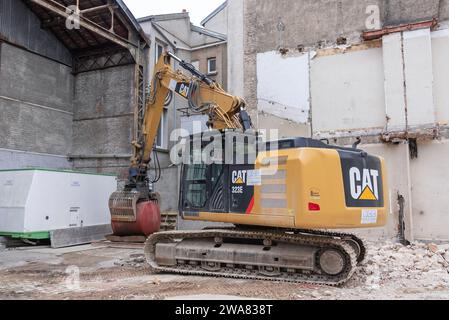 Nancy, Francia - Excavadora de orugas amarilla CAT 323E L en el sitio de demolición. Foto de stock