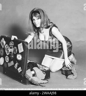 En la década de 1960 Se ve a una mujer empacando su maleta con ropa. Las etiquetas clásicas de los hoteles están pegadas a la caja. 1965. Kristoffersson ref DY8-12 Foto de stock