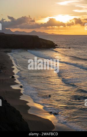 Vista de la puesta de sol en Fuerteventura en La Pared Foto de stock