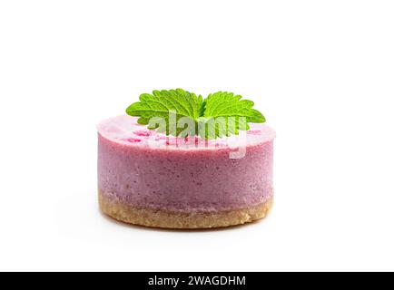 Mini tarta de queso de fruta roja aislada en blanco Foto de stock