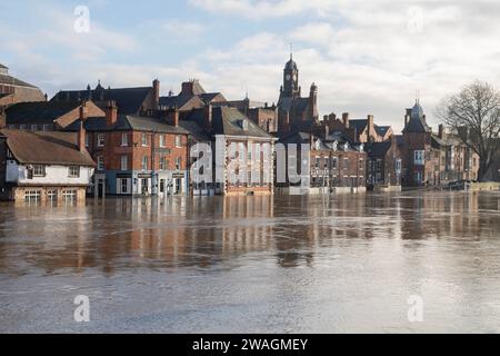 Inundación en el centro de la ciudad de York el 4 de enero de 2024 con altos niveles de agua en el río Ouse y edificios inundados a lo largo de la costa Kings Staith Foto de stock