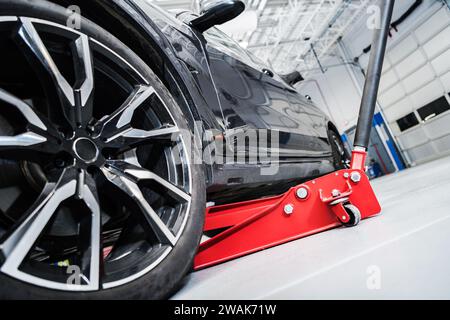 Coche levantado por un gato neumático Fotografía de stock - Alamy