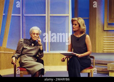 La científica italiana Premio Nobel Rita Levi-Montalcini durante una entrevista, Italia 1990 Foto de stock