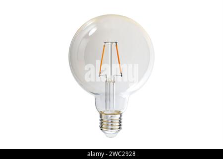 Lámpara LED con vidrio transparente claro y dos filamentos de color naranja, diseño nostálgico para asemejarse a una bombilla incandescente tradicional, aislada en un blanco Foto de stock