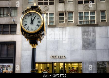 Prada store en la Quinta Avenida de Nueva York Fotografía de stock - Alamy