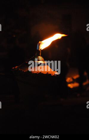 En la Semana Santa, durante el Camino de la Cruz, las lámparas se encienden en la noche oscura, y su mecha, empapada en queroseno, sostiene la llama del fuego amarillo. Foto de stock